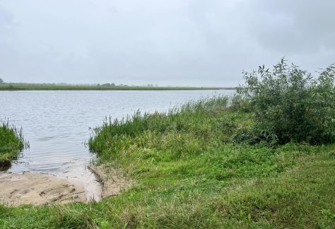 prieš