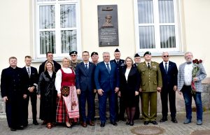 Paveiksluojasi prie lentos