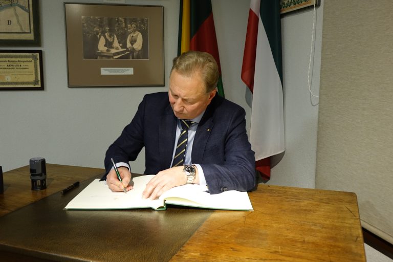 Razbadauskas rašosi Garbės knygoje