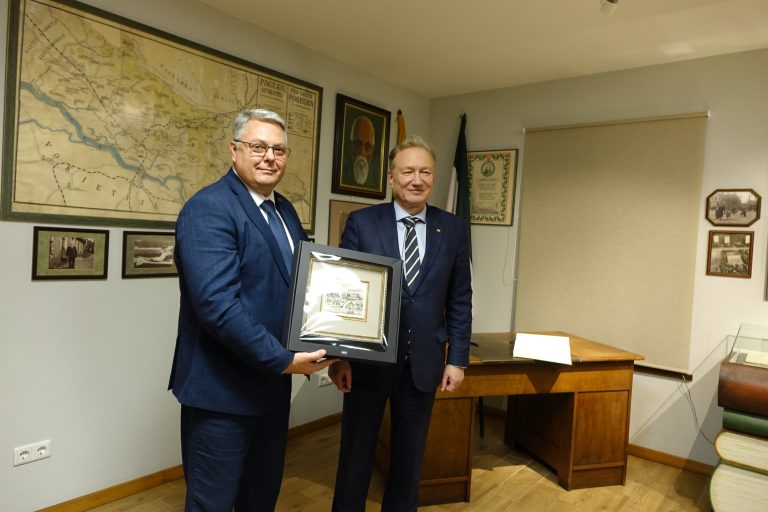 Meras ir Razabdauskas pozuoja su dovana