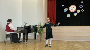 Justina Puodžiūnaitė dainuoja