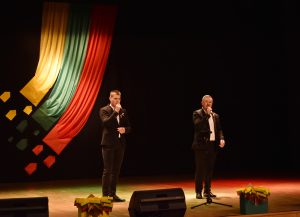 kovo 11 Valdas ir Rokas dainuoja