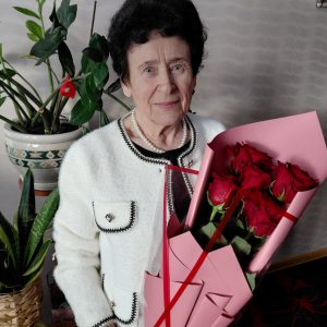Hilda su gėlėm