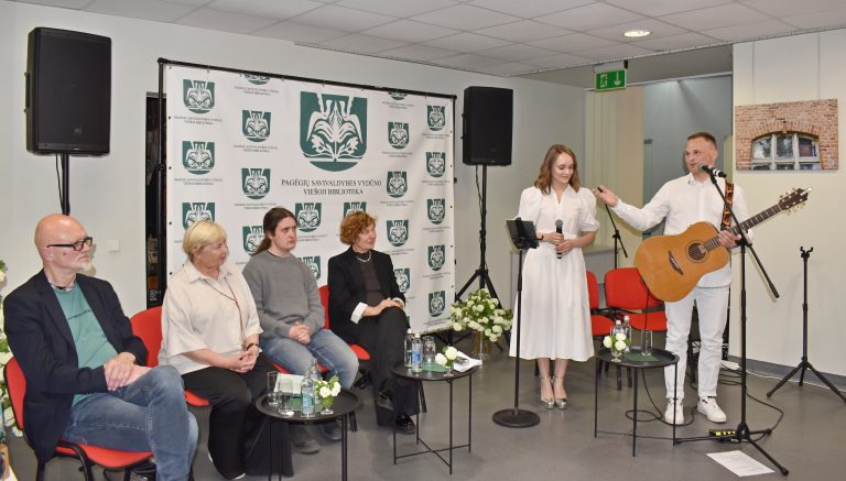 Poezijos pavasario poetai ir dainininkai