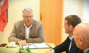 Meras kalba su imtynininkais