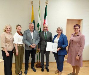Meras, direktorė, seniūnai ir Romanovskis