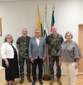 Šaulių Sąjungos vadas Laimonas Jurkšaitis su savivaldybės darbuotojais