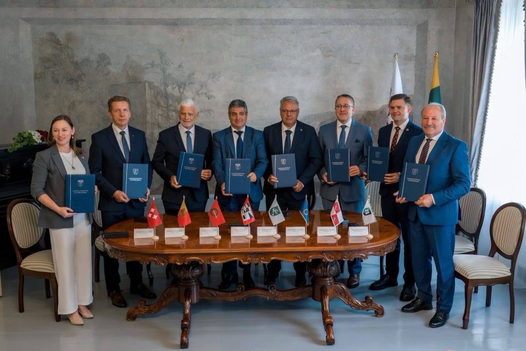 8 merai su sutartimis