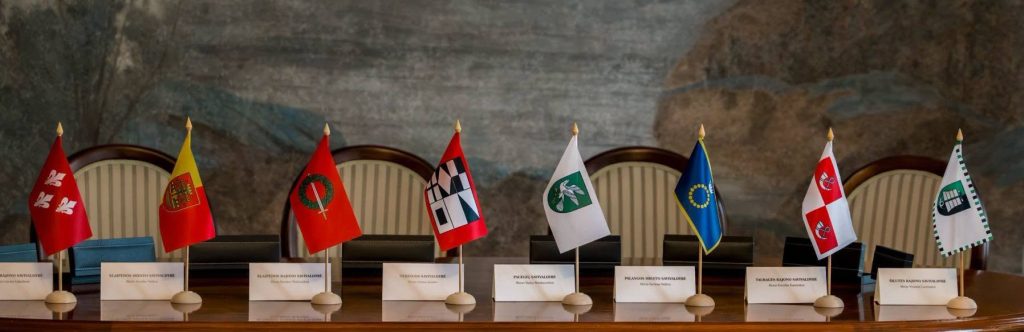 8 savivaldybių vėliavos