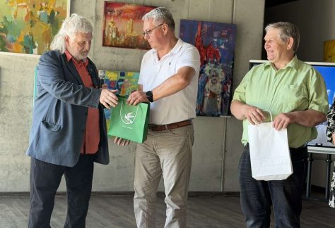Meras dovanoja Kruopiui