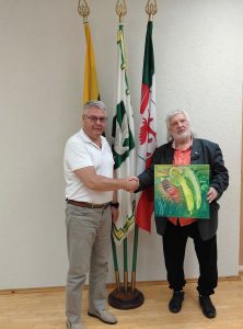 Meras su Kruopiu kabiente