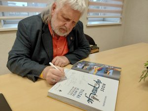 Kruopis rašosi knygoje