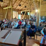 Svečiai klausosi konferencijos